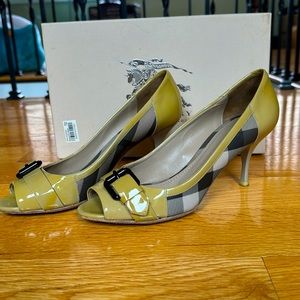 Burberry women’s peep toe pump size 37,excellent condition